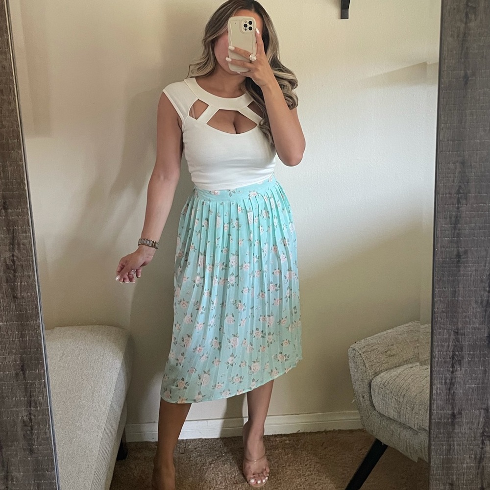 Seventeen blue pleated flower skirt
